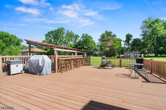 8 Garrett Dr, Raritan Twp., NJ 08822