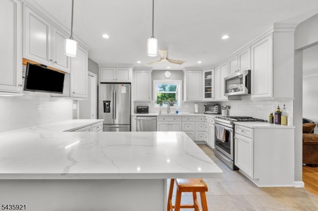 8 Garrett Dr, Raritan Twp., NJ 08822