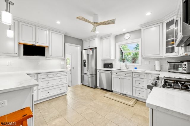 8 Garrett Dr, Raritan Twp., NJ 08822