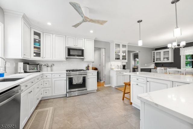 8 Garrett Dr, Raritan Twp., NJ 08822