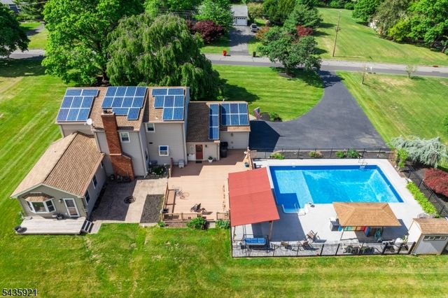 8 Garrett Dr, Raritan Twp., NJ 08822