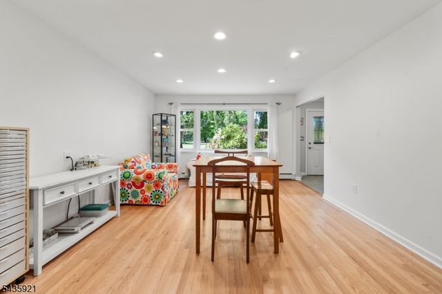 8 Garrett Dr, Raritan Twp., NJ 08822