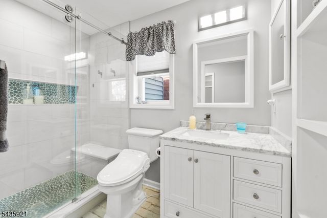 8 Garrett Dr, Raritan Twp., NJ 08822