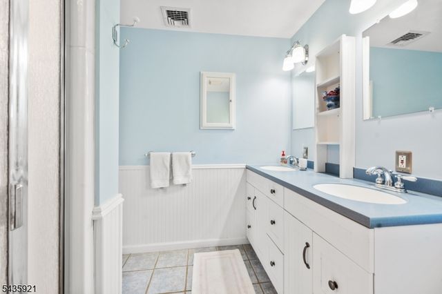 8 Garrett Dr, Raritan Twp., NJ 08822