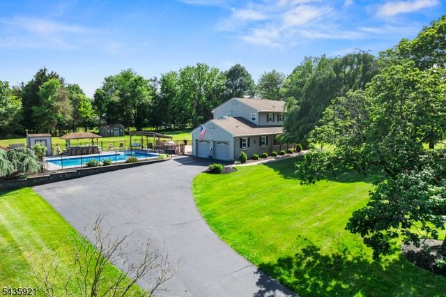 8 Garrett Dr, Raritan Twp., NJ 08822