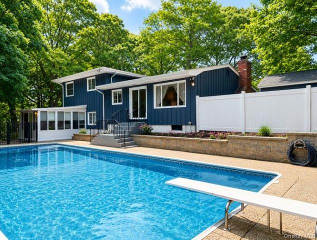 6 George Court, Miller Place, NY 11764