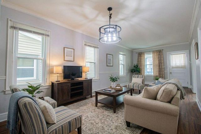 2715 N Oakland AVENUE, Milwaukee, WI 53211