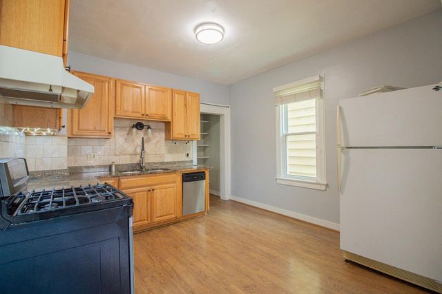 2715 N Oakland AVENUE, Milwaukee, WI 53211