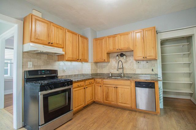 2715 N Oakland AVENUE, Milwaukee, WI 53211