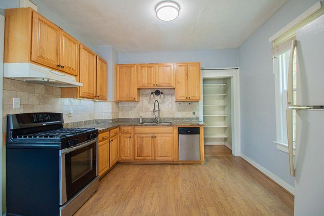 2715 N Oakland AVENUE, Milwaukee, WI 53211