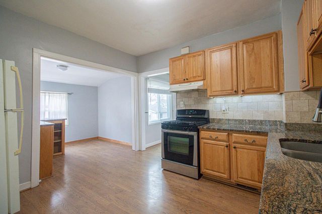 2715 N Oakland AVENUE, Milwaukee, WI 53211