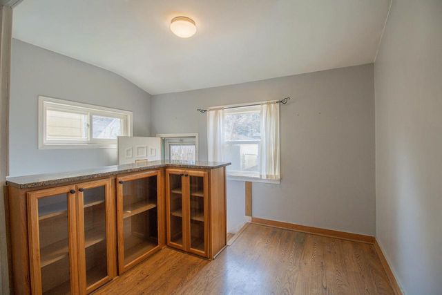 2715 N Oakland AVENUE, Milwaukee, WI 53211