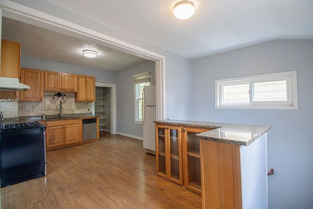 2715 N Oakland AVENUE, Milwaukee, WI 53211