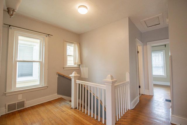 2715 N Oakland AVENUE, Milwaukee, WI 53211