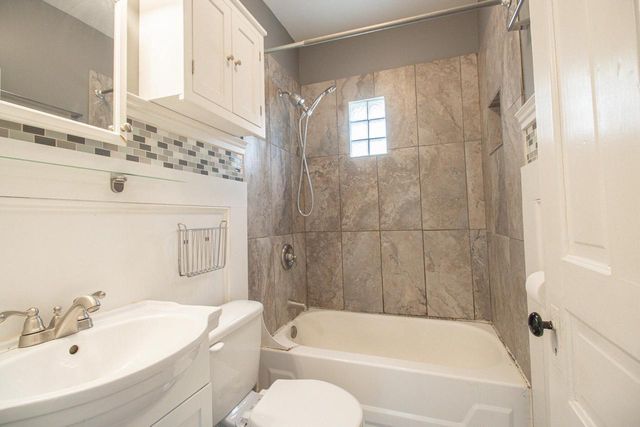 2715 N Oakland AVENUE, Milwaukee, WI 53211