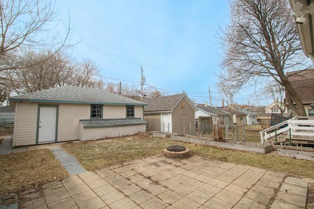 2715 N Oakland AVENUE, Milwaukee, WI 53211
