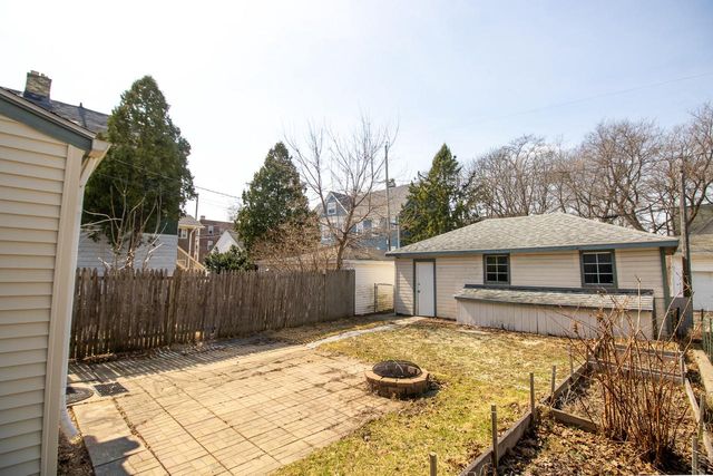 2715 N Oakland AVENUE, Milwaukee, WI 53211