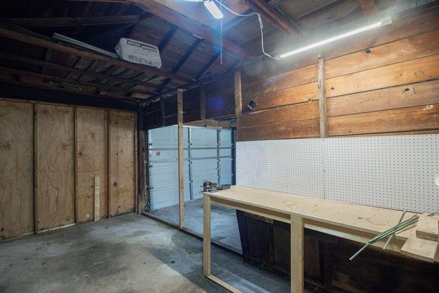 2715 N Oakland AVENUE, Milwaukee, WI 53211