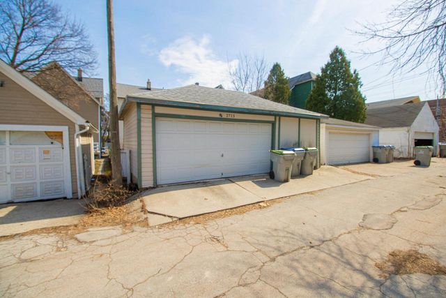 2715 N Oakland AVENUE, Milwaukee, WI 53211