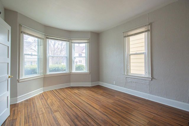 2715 N Oakland AVENUE, Milwaukee, WI 53211