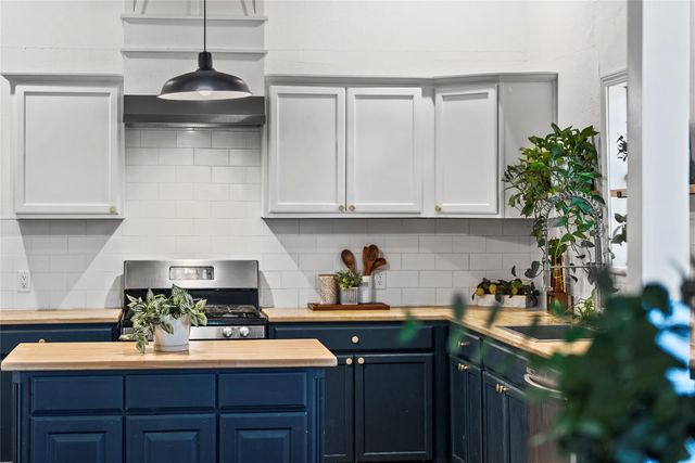 1011 Porter ST, Taylor, TX 76574