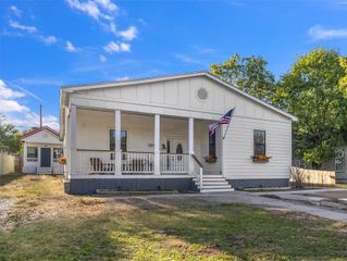 1011 Porter ST, Taylor, TX 76574