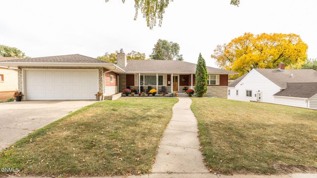 821 1st Street N, Bismarck, ND 58501 property photo