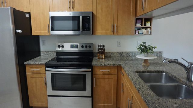 6511 Emerald Dunes Drive 208, West Palm Beach, FL 33411