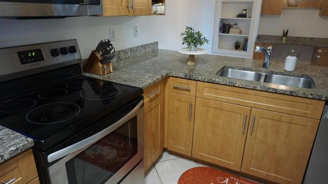 6511 Emerald Dunes Drive 208, West Palm Beach, FL 33411