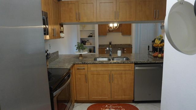 6511 Emerald Dunes Drive 208, West Palm Beach, FL 33411