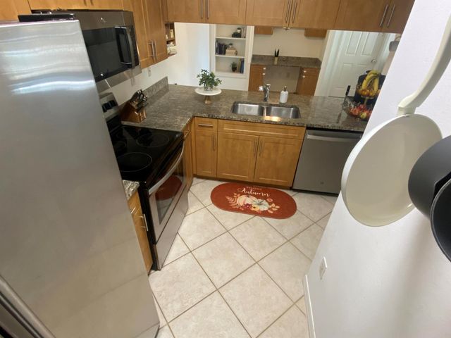 6511 Emerald Dunes Drive 208, West Palm Beach, FL 33411