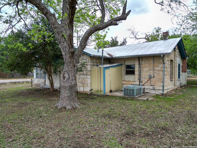 607 Hackberry St, Bandera, TX 78003
