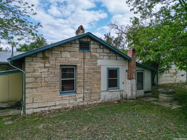607 Hackberry St, Bandera, TX 78003