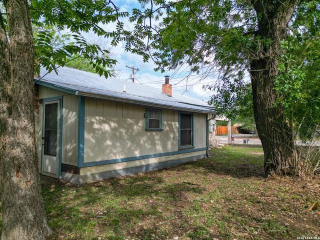 607 Hackberry St, Bandera, TX 78003
