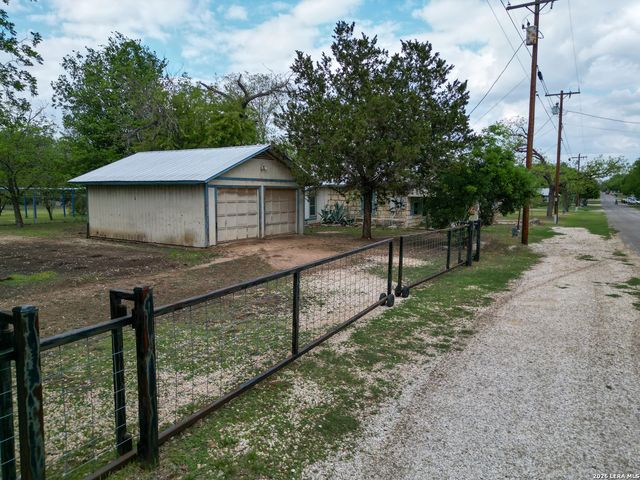 607 Hackberry St, Bandera, TX 78003