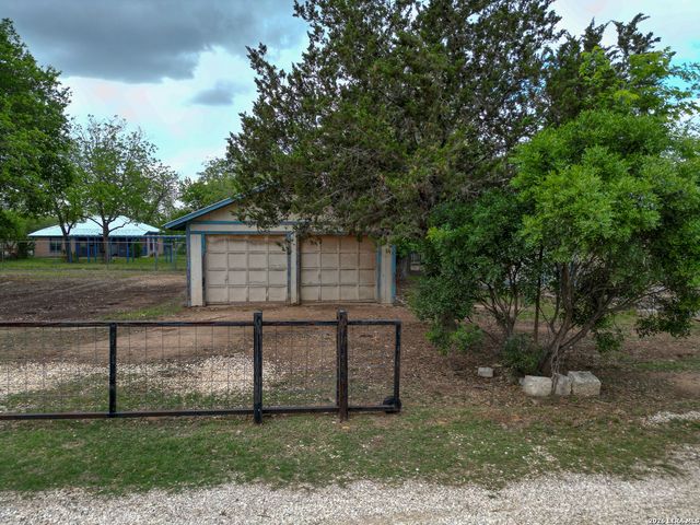 607 Hackberry St, Bandera, TX 78003