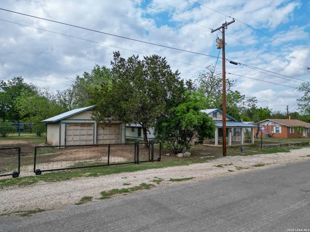 607 Hackberry St, Bandera, TX 78003