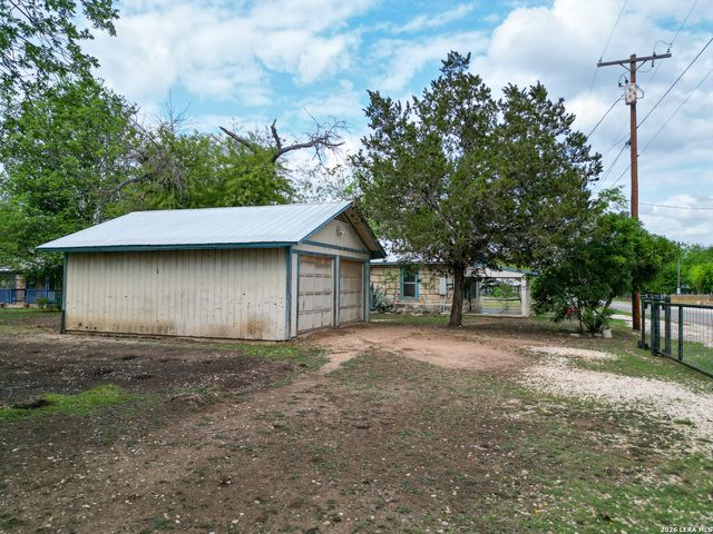 607 Hackberry St, Bandera, TX 78003
