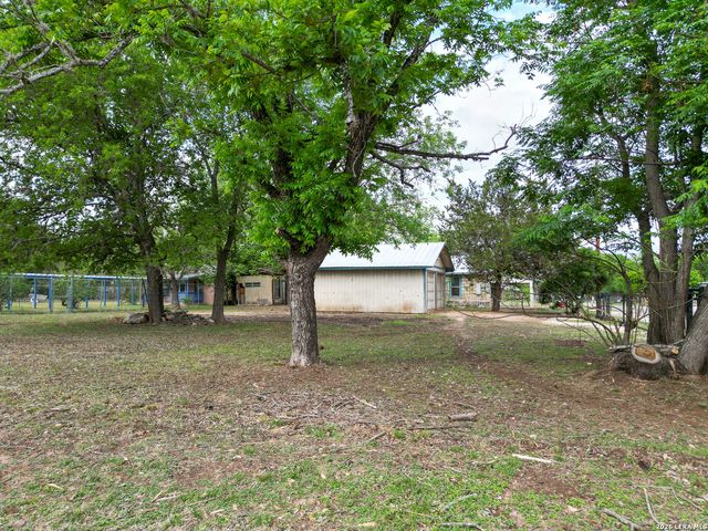 607 Hackberry St, Bandera, TX 78003