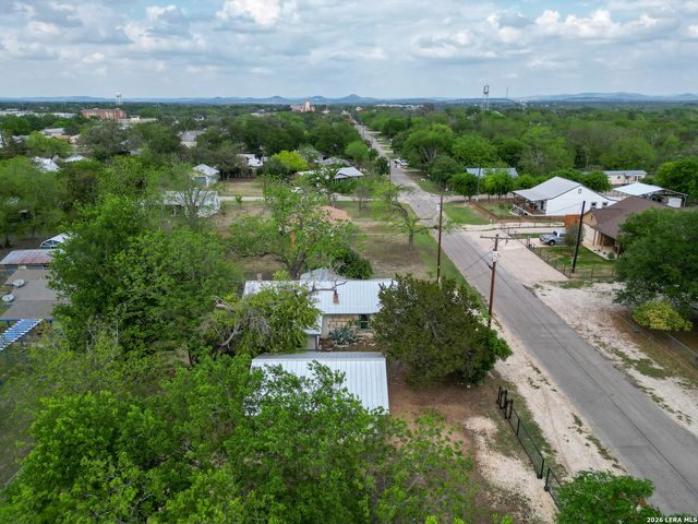 607 Hackberry St, Bandera, TX 78003