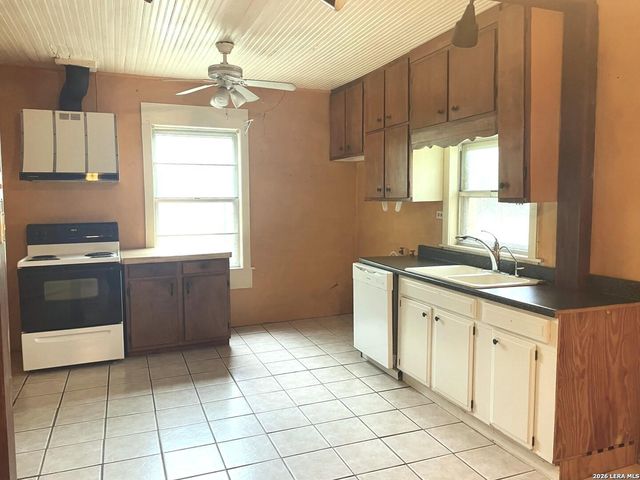 607 Hackberry St, Bandera, TX 78003