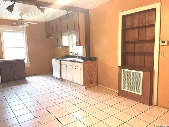 607 Hackberry St, Bandera, TX 78003