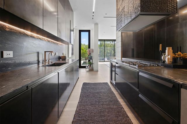 132 Paloma Dr, Coral Gables, FL 33143