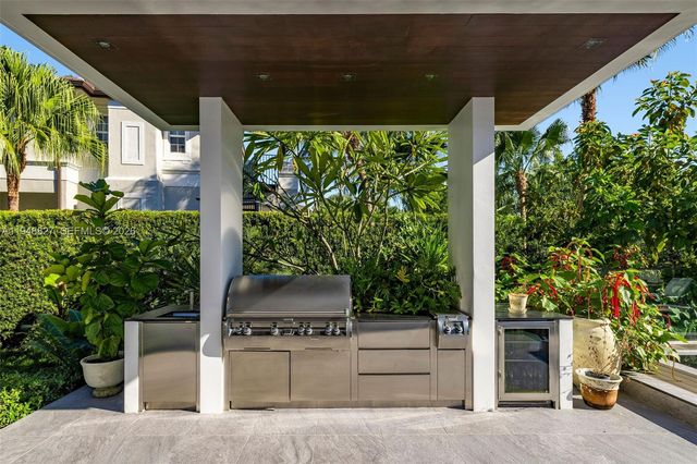 132 Paloma Dr, Coral Gables, FL 33143