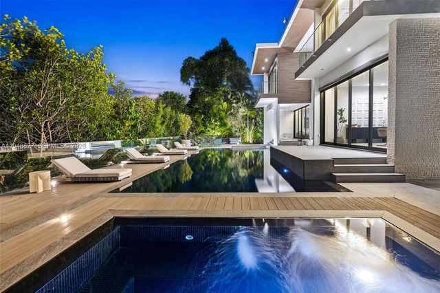 132 Paloma Dr, Coral Gables, FL 33143