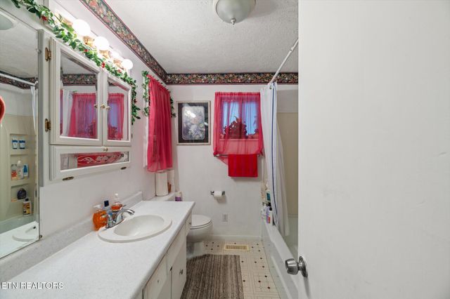 227 Ford Ave, Harriman, TN 37748