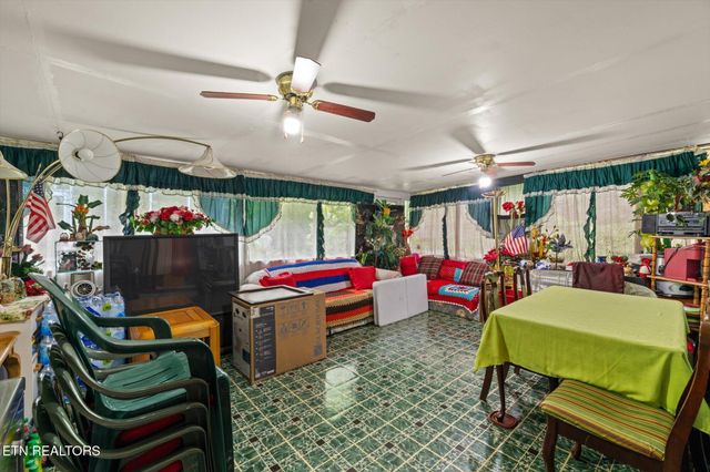 227 Ford Ave, Harriman, TN 37748