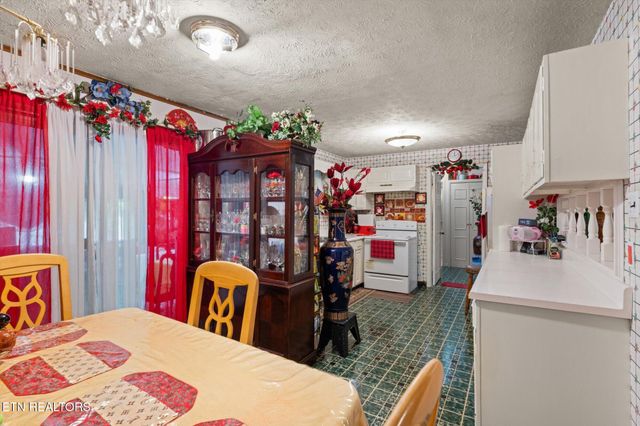 227 Ford Ave, Harriman, TN 37748