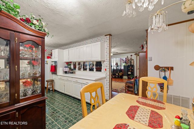 227 Ford Ave, Harriman, TN 37748