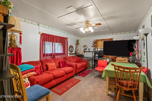 227 Ford Ave, Harriman, TN 37748